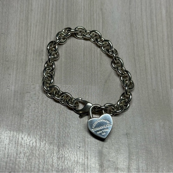 Tiffany & Co. 9.25 S.Silver Heart Locket charm Bracelet. - Picture 1 of 5